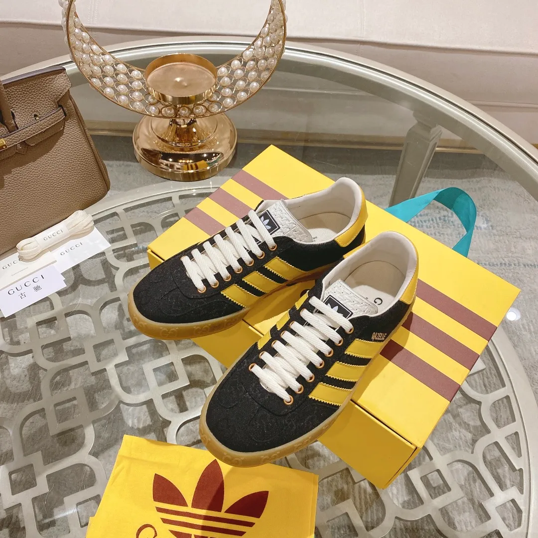 👟👟Ex-factory price 520👟👟Gucci&adidas joint limited edition couple's sneakers. A super nice joint casual sneaker with rich and bold colors! It showed everyone a completely different charm from the past! Combining retro style and youthful sports style to create a new aesthetic! Vitality yet stylish at the same time! ! Upper - made of cowhide, cowhide, cloth. Lining - sheepskin lining for foot pads. Sole - original open-molded beef tendon non-slip and wear-resistant outsole. Size: 35-47 (couple style)